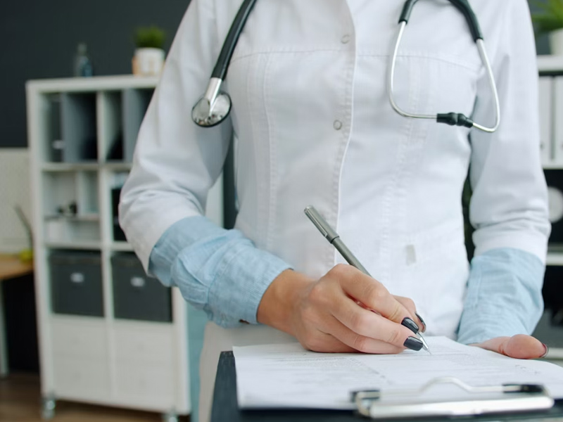 the differcences between medicaid vs private insurance 