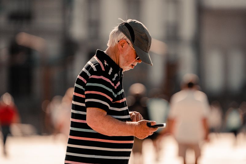 How to choose the easiest cell phone for seniors