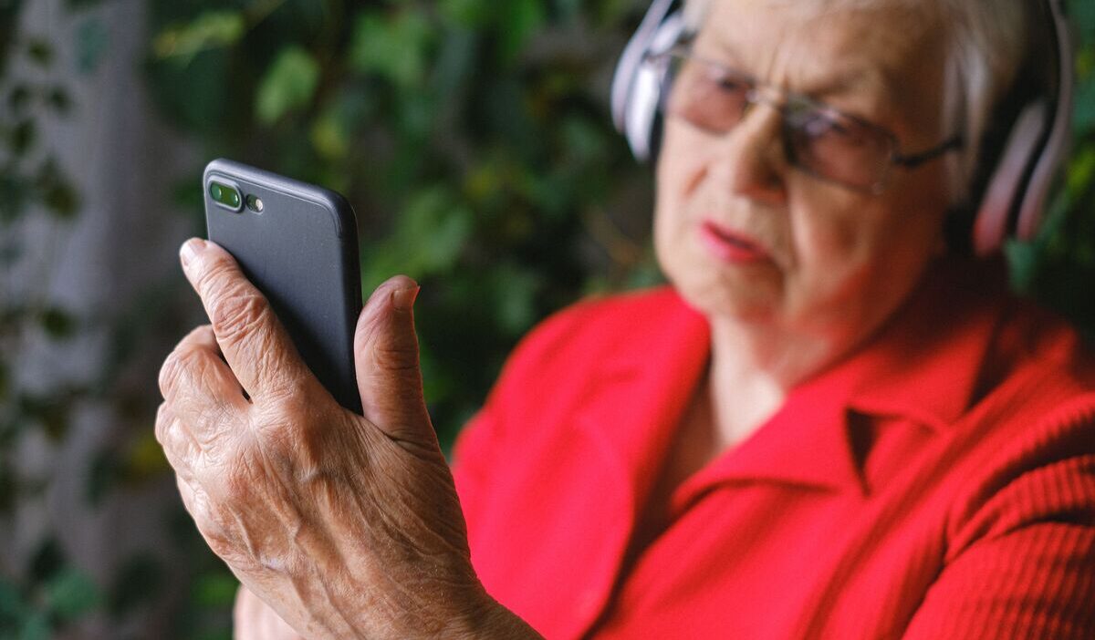 free-phones-for-hard-of-hearing-seniors