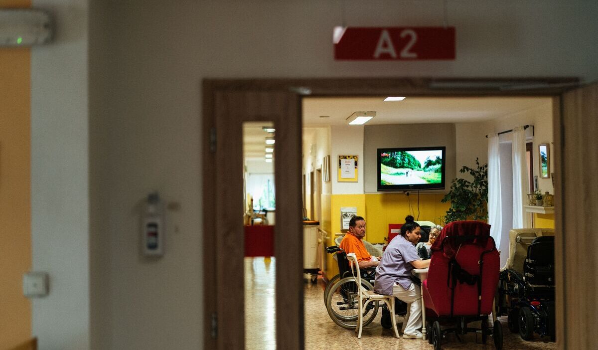 memory-care-vs-nursing-home-services-and-safety-features